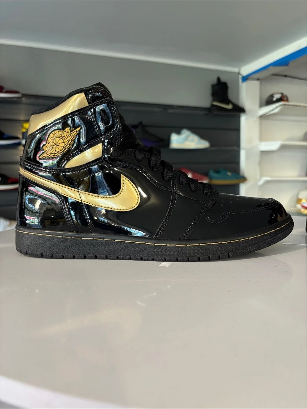 Air jordan 1 retro High OG Black & Gold mens size 11